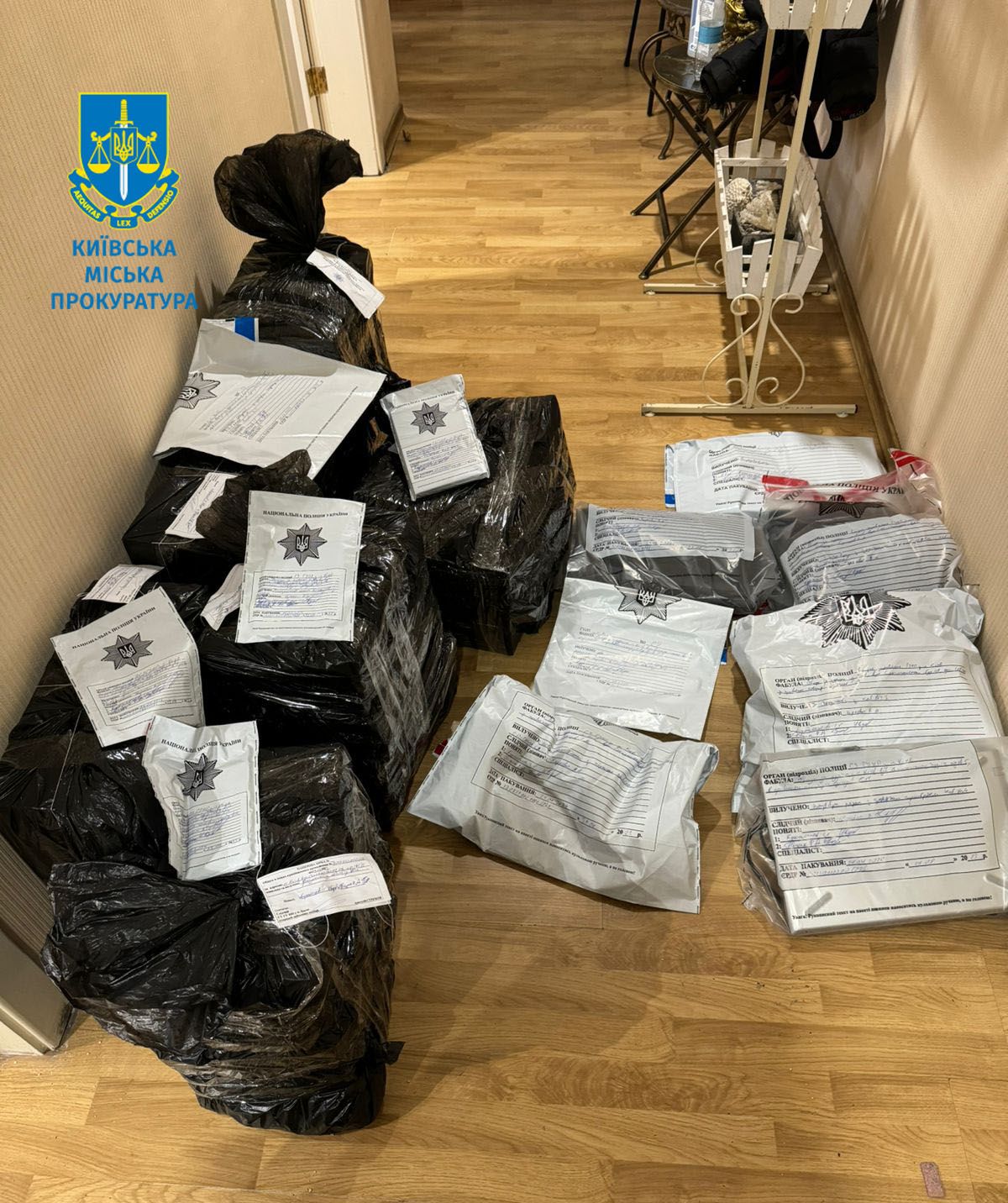 Тром помічникам приватного нотаріуса повідомили про підозру, бо вони посвідчували документи заміст ного  