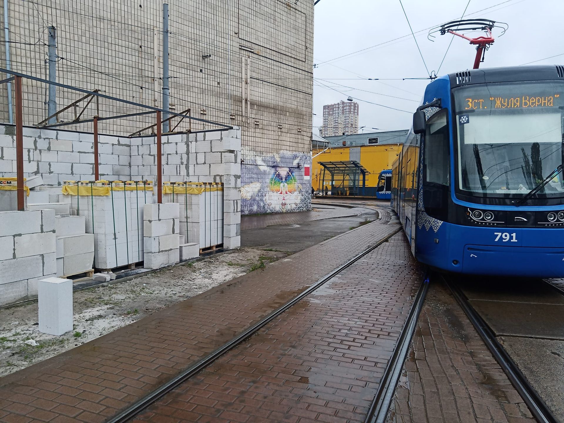 З генделика – під трамвай: у Києві помітили будівництво на Старовокзальній 1