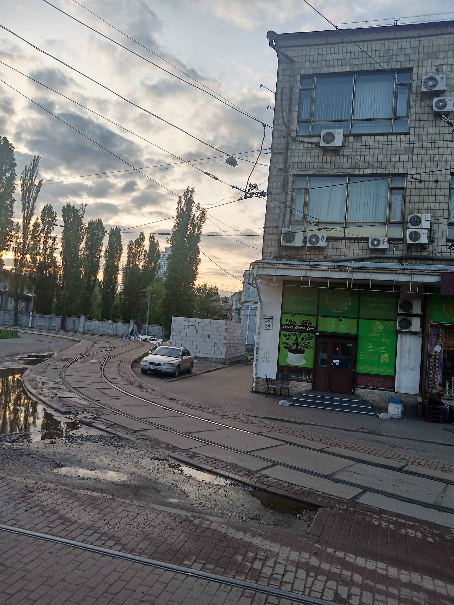 З кафе - одразу на рейки. Фото - Светлана Андроник