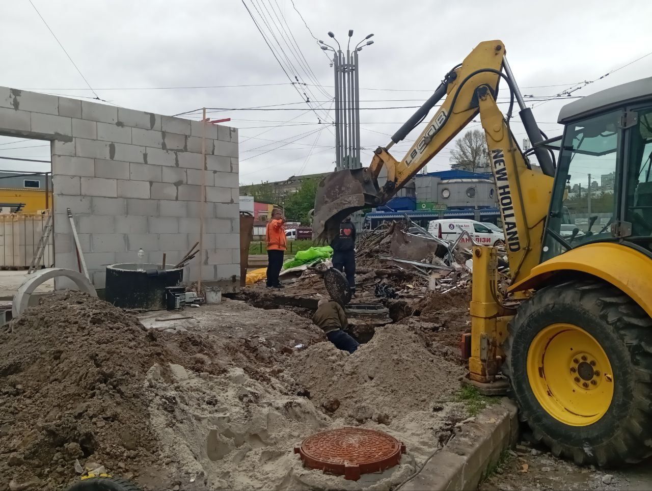 З генделика – під трамвай: у Києві помітили будівництво на Старовокзальній 3