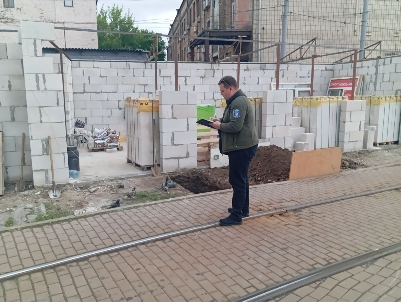 Дозволів на роботи у забудовника не було. Фото - спільнота "Пасажири Києва".