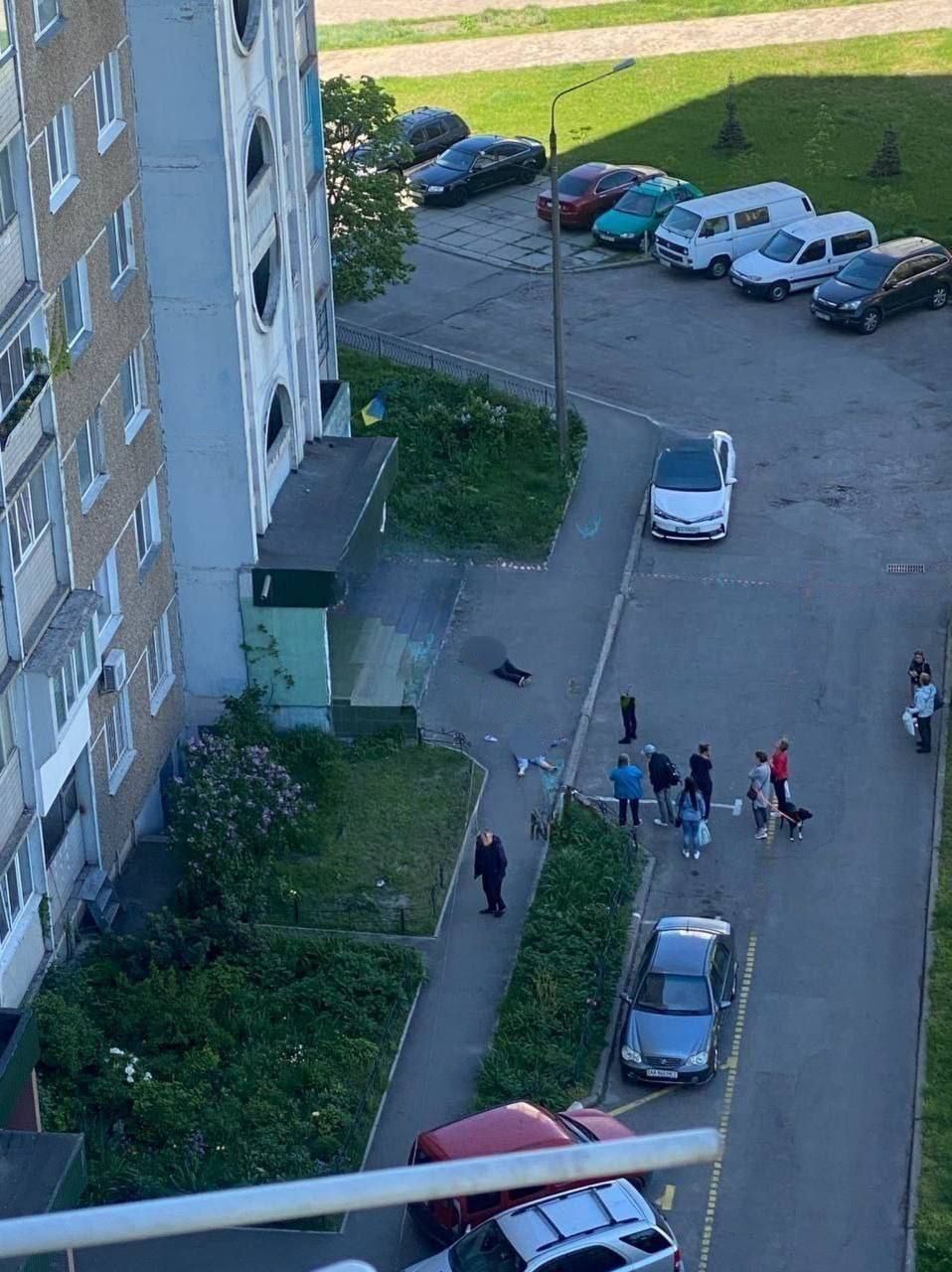 У Києві жінка вистрибнула з вікна і випадково вбила перехожого (відео) 1
