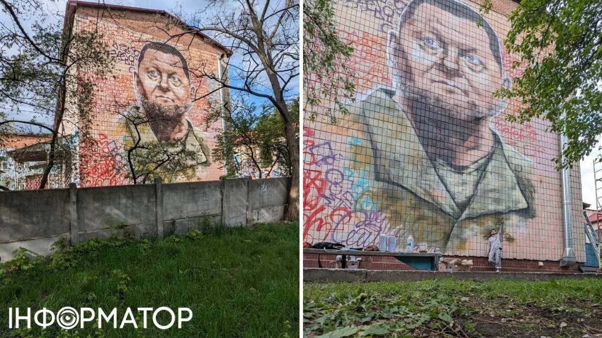 Євгеній "Самий Кучерявий" Кучер позує на фоні власного творіння Євгеній "Самий Кучерявий" Кучер позує на фоні власного творіння