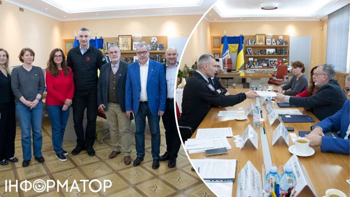 Віталій Кличко запросив деяких із високих гостей до себе напередодні - і розповів, ніби про зустріч в рамках Асоціації міст України