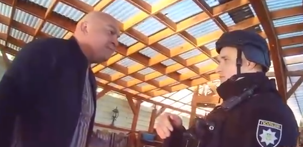 Під Києвом відомий кримінальний авторитет Журавель погрожував зброєю та плювався в поліцейських - відео 1