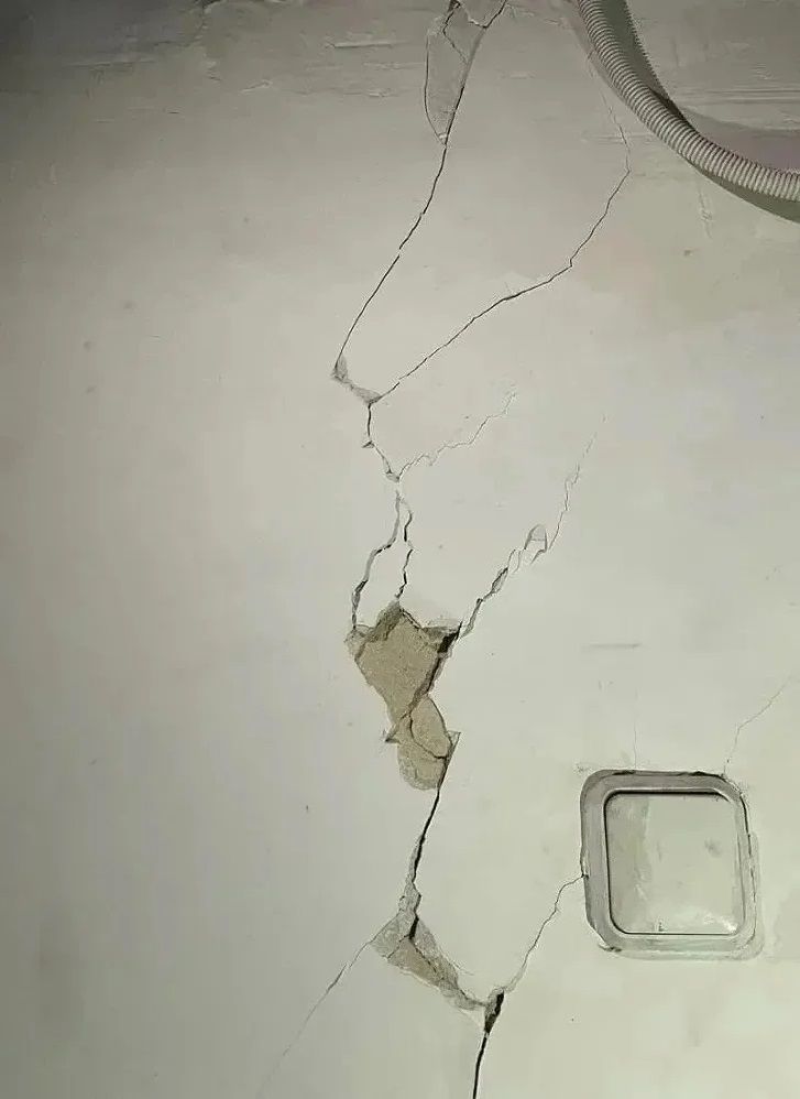 Через будівництво висотки поруч з будинком, в пам'ятці з'явилися тріщини.