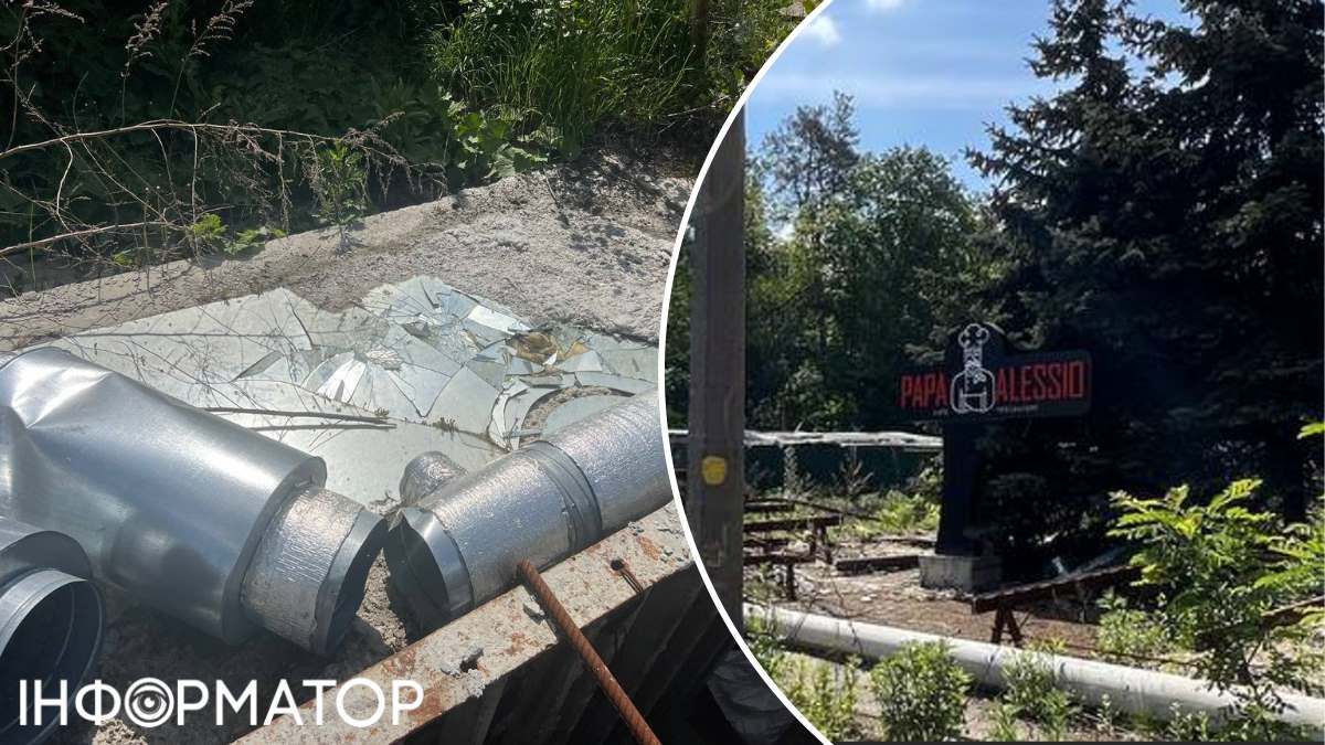 Прямо посреди беспорядка и мусора кто-то покинул вывеску от давно закрытого итальянского ресторана