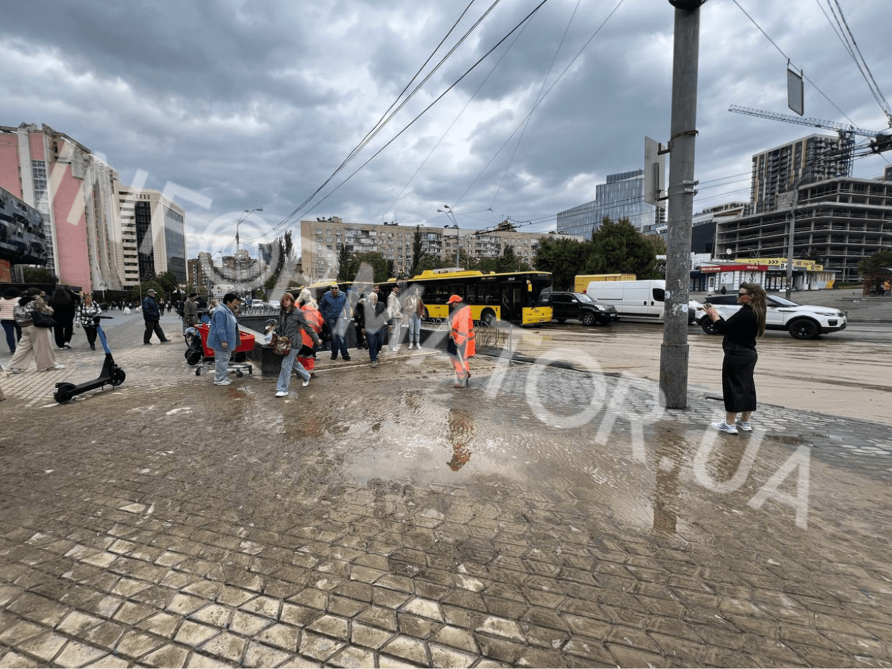 У Києві поруч з ТРЦ Ocean Plaza стався масштабний потоп: обвалилася дорога, утворилися затори – фото, відео 3