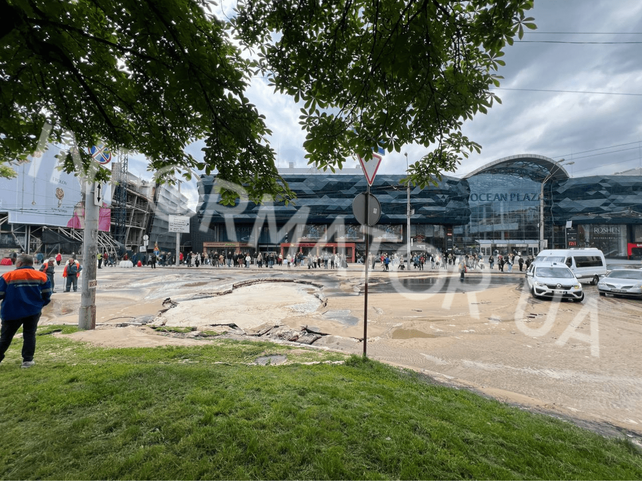 У Києві поруч з ТРЦ Ocean Plaza стався масштабний потоп: обвалилася дорога, утворилися затори – фото, відео 1