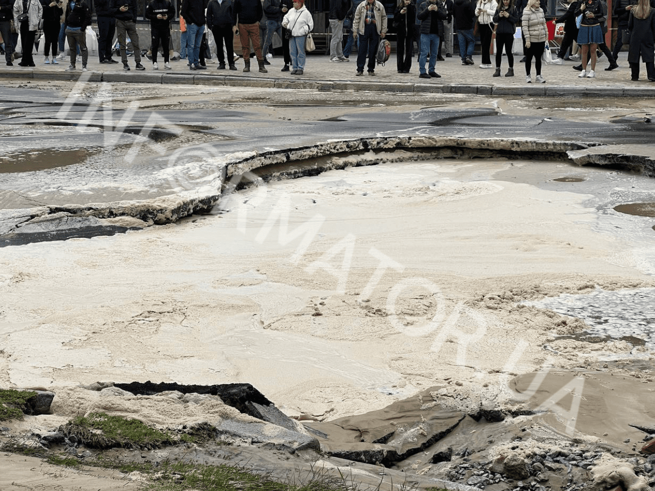 У Києві поруч з ТРЦ Ocean Plaza стався масштабний потоп: обвалилася дорога, утворилися затори – фото, відео 2