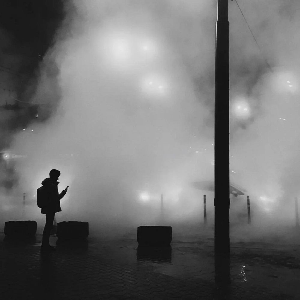 Окріп швидко заповнив територію торгівельного центру. Людей виносили на руках. Окріп швидко заповнив територію торгівельного центру. Людей виносили на руках.