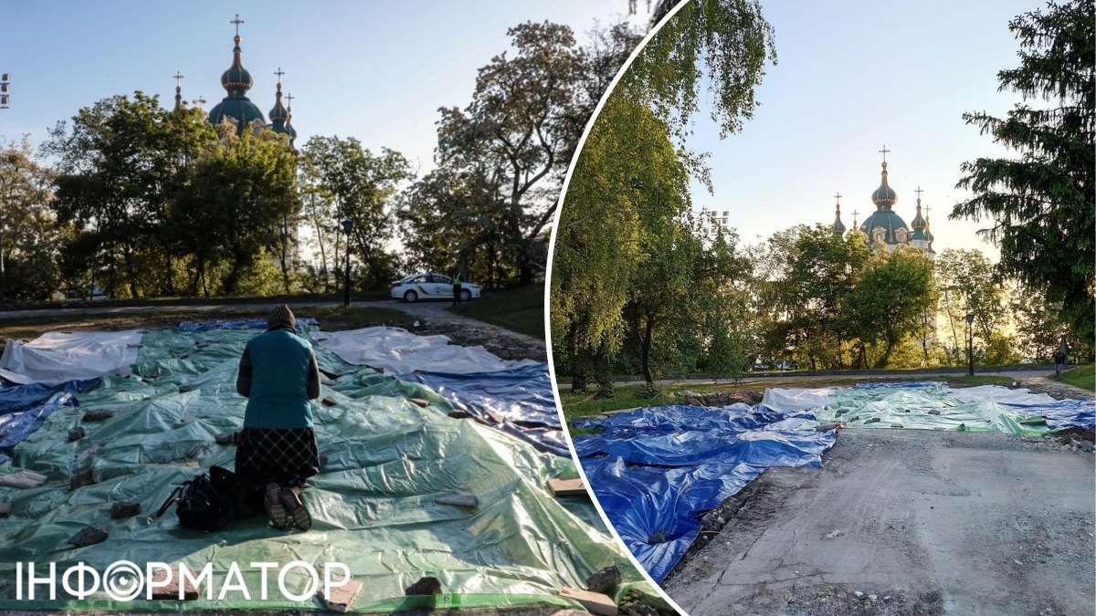 На місці, де стояла капличка, розклали синій брезент, притиснувши до землі камінням. Фото Facebook - Stas Kozljuk