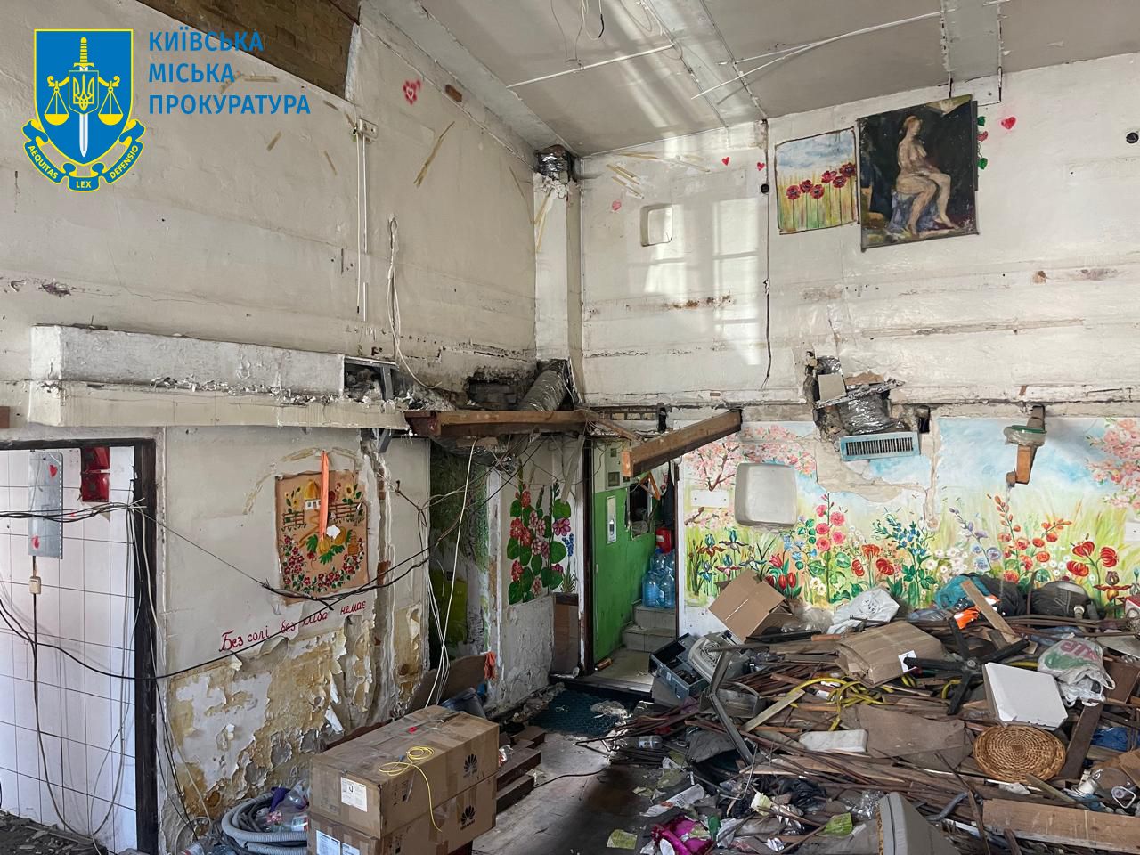 В таком состоянии здания зафиксировала прокуратура. Фото - Киевская мфская прокуратура