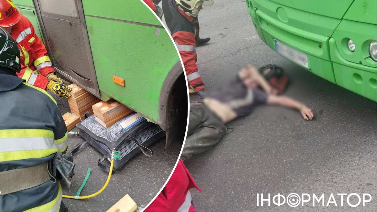 Рятувальники витягли вже неживого пішохода з-під маршрутки. Фото: ГУ ДСНС України у м. Києві