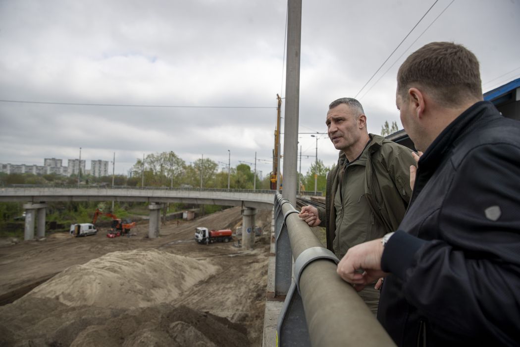 В апреле 2024 года Виталий Кличко в очередной раз проинспектировал строительство моста. Фото - прессслужба Киевсовета