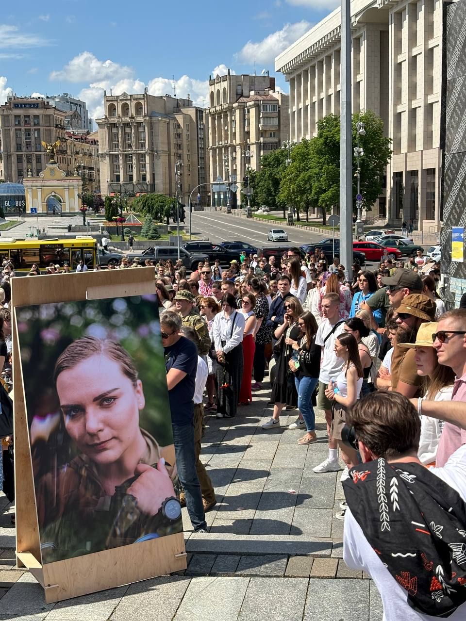 В Михайлівському соборі в Києві розпочалося прощання з парамедикинею Іриною Цибух 3