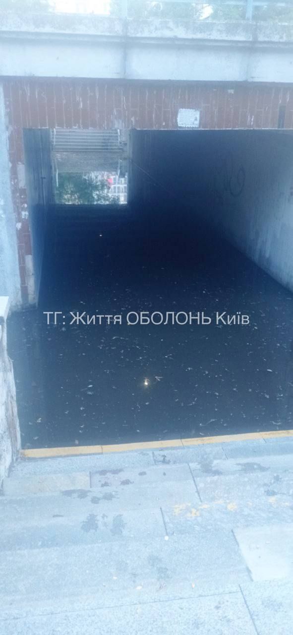 перехід на вулиці Йорданській теж був заповнений водою.