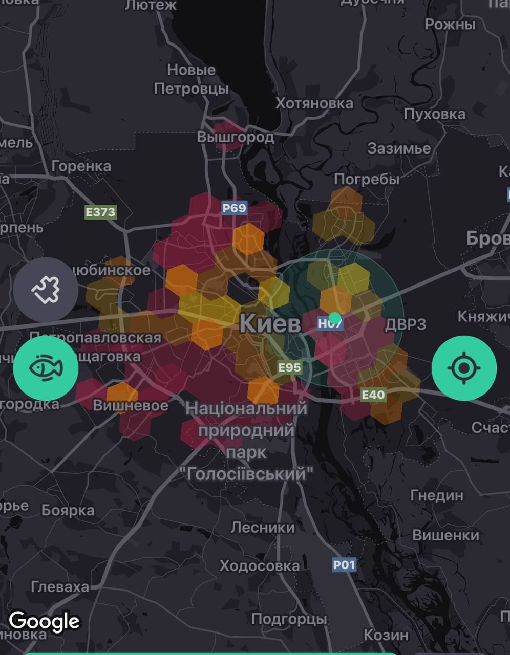 На скрин-шоте в "сотах", обозначенных красным и бордовым цветом, наибольший спрос на такси