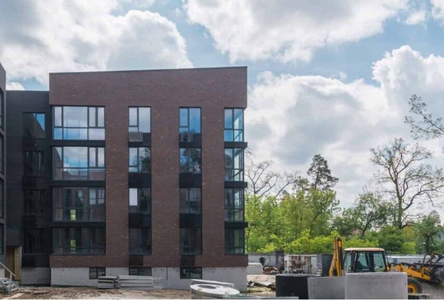 По соседству уже строят современное жилье. По соседству уже строят современное жилье.