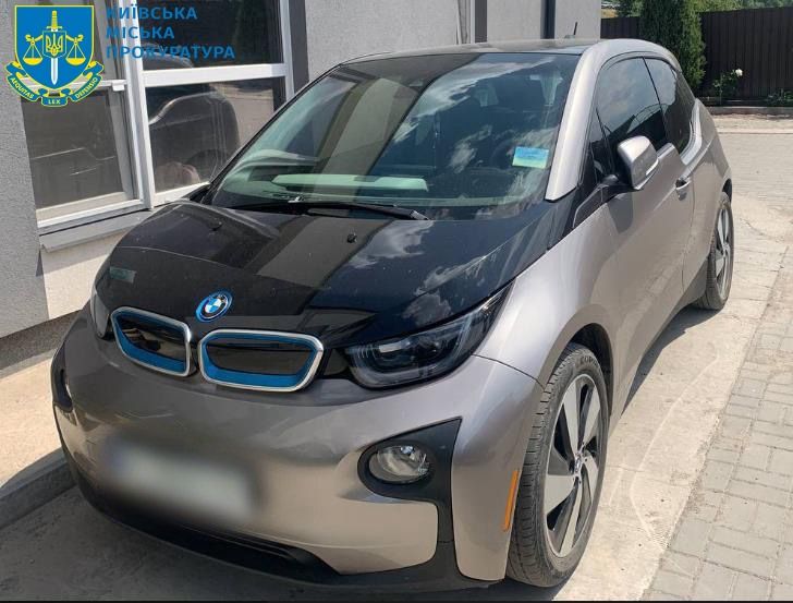 У перуці та окулярах та з паспортом мерця: у Києві розкрили злочинців, які обчищали валютні рахунки 4