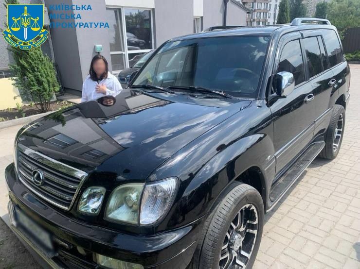 У перуці та окулярах та з паспортом мерця: у Києві розкрили злочинців, які обчищали валютні рахунки 5