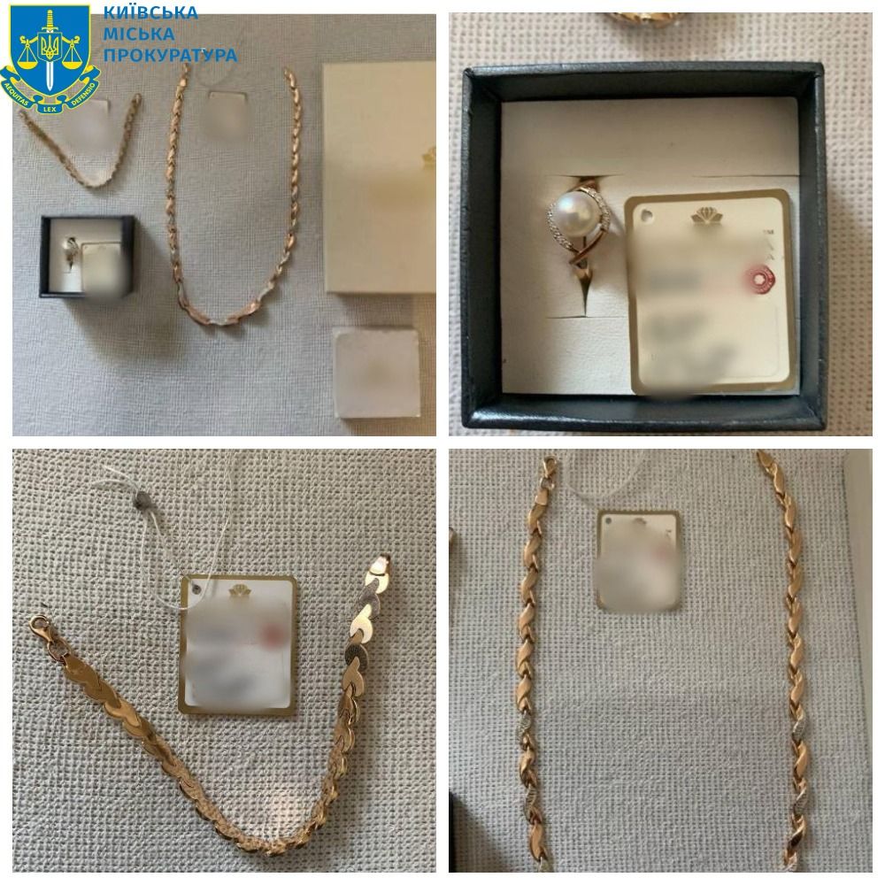 Під час обшуків знайшли прикраси, гроші та авто.