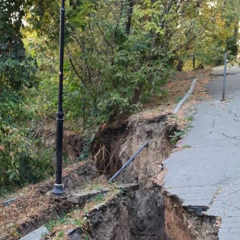 Через будівництво у парку стався зсув грунту.