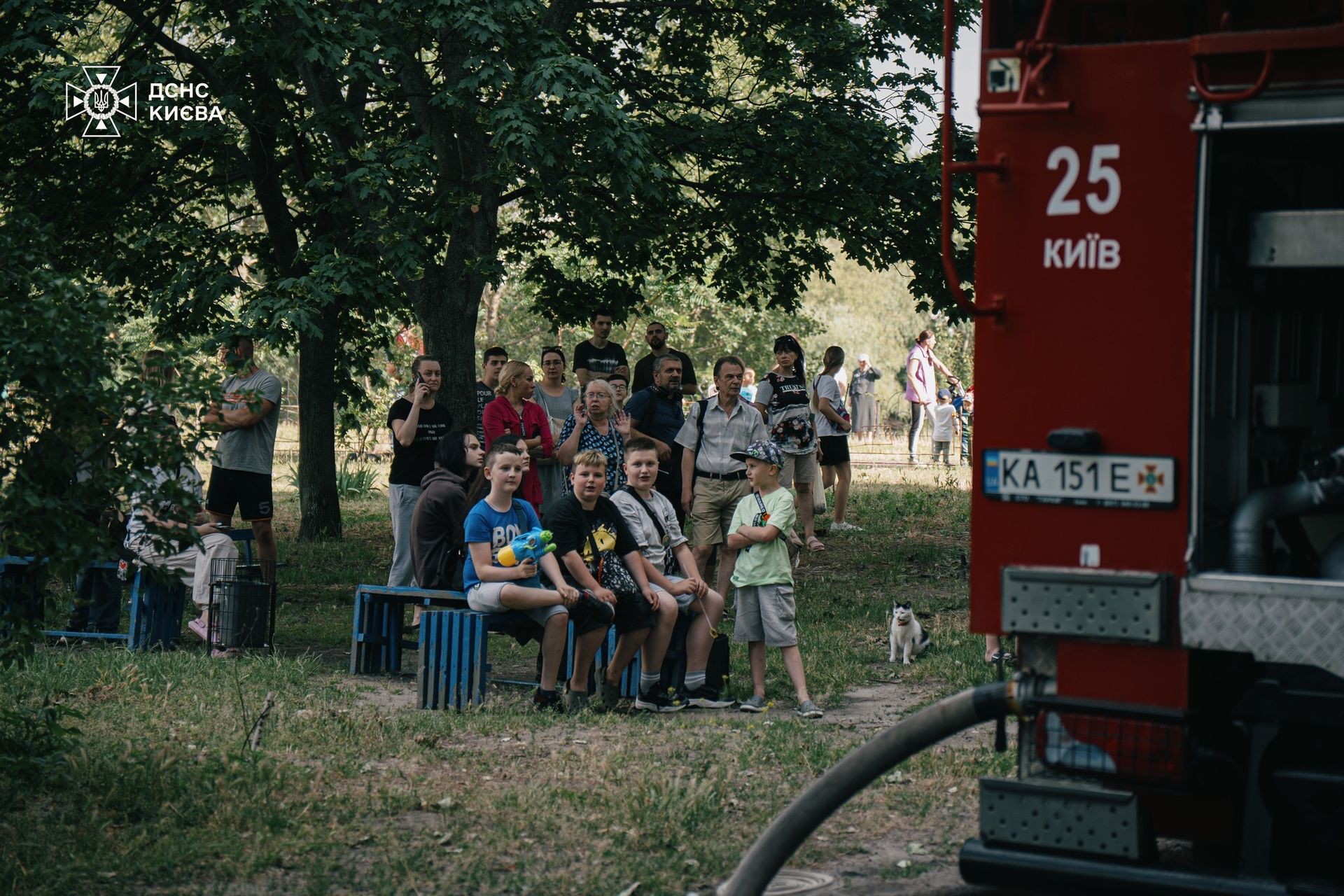 Сусідів по дому евакуювали на вулицю Сусідів по дому евакуювали на вулицю
