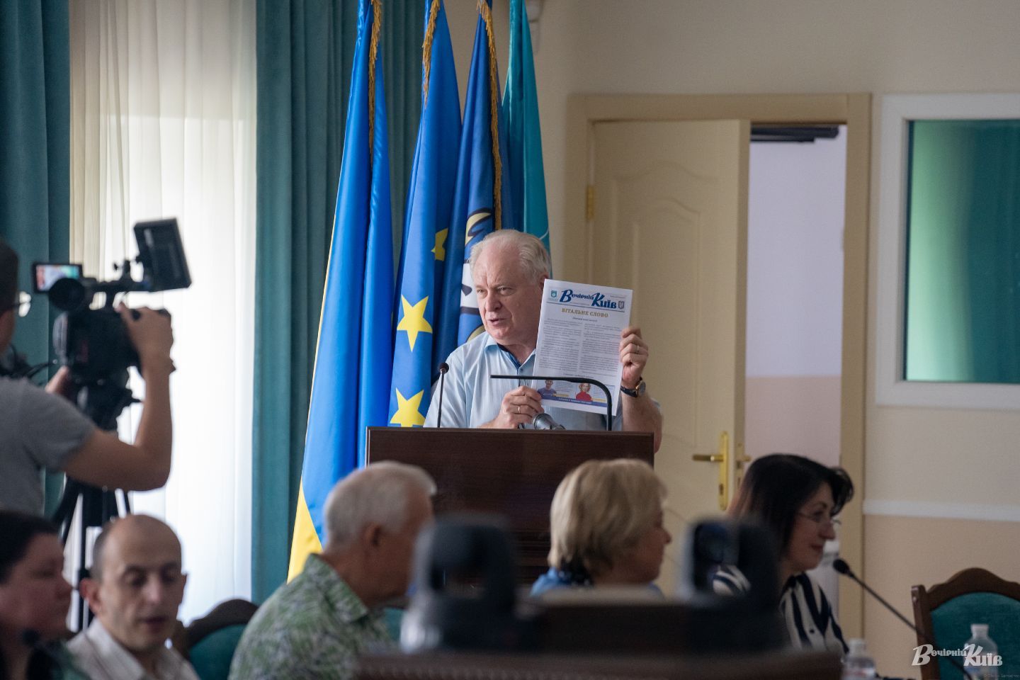 И.о. ректор Киевского университета им. Б. Гринченко Александр Турунцев представит выпуск восстановленной газеты "Вечерний Киев". Фото - Алексей Самсонов, сайт "Вечерний Киев" И.о. ректор Киевского университета им. Б. Гринченко Александр Турунцев представит выпуск восстановленной газеты "Вечерний Киев". Фото - Алексей Самсонов, сайт "Вечерний Киев"