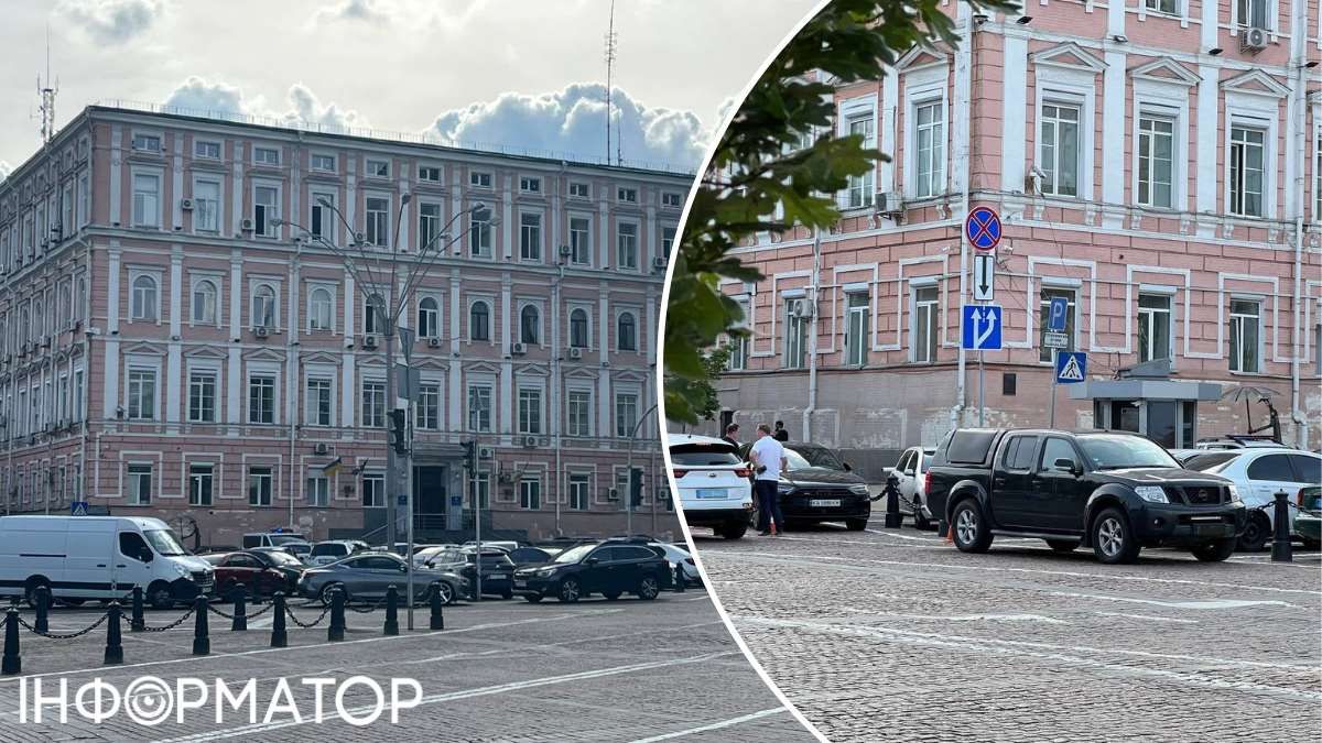 Ще декілька автівок бачимо поряд зі входом - це і вантажний бус, і чорний пікап: не помітити їхнє порушення складно