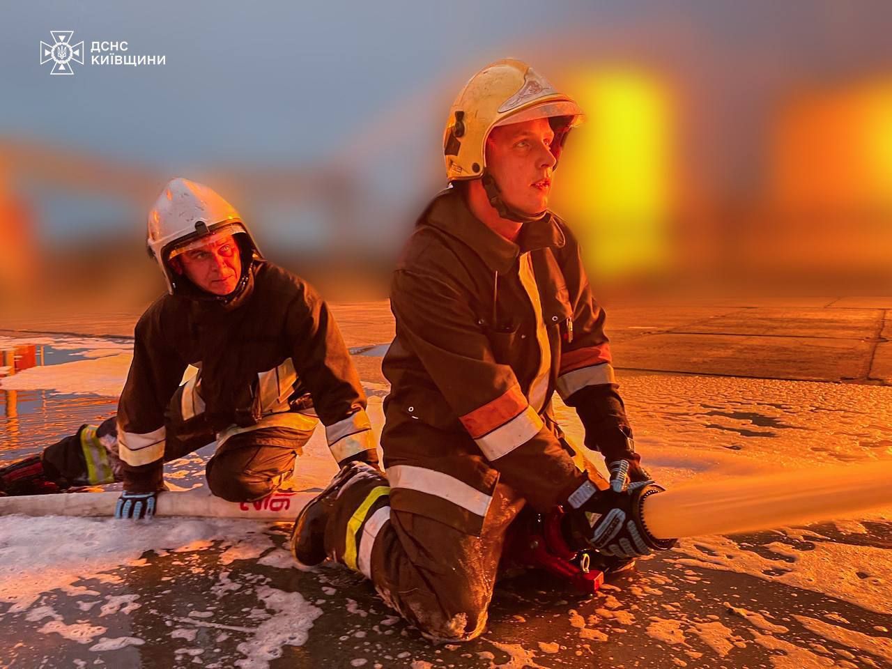 Рятувальники ліквідовують пожежу Рятувальники ліквідовують пожежу