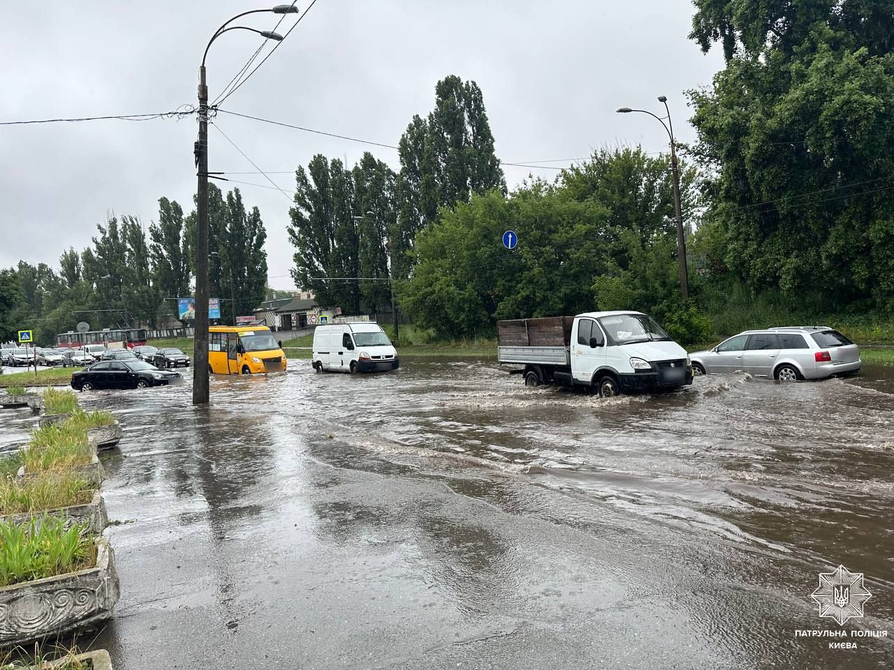 Вулиці Києва  під водою, автівки втоплені, громадський транспорт затримується: що відбувається в столиці 4