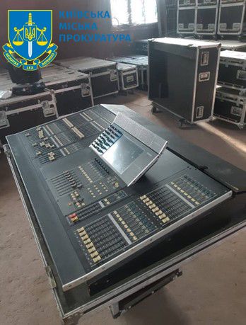 Чиновница не присмотрела за музыкальным оборудованием. Фото - прокуратура Киева.