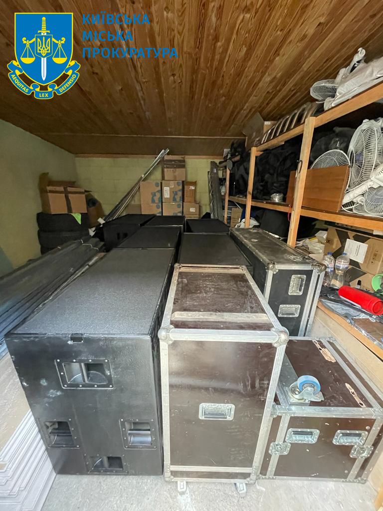 Акустические системы нашли у предпринимателя, который захотел его продать.