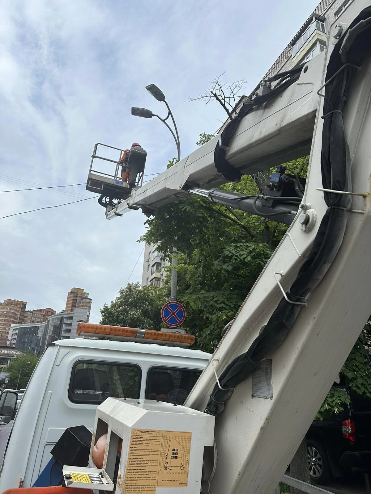 Работая днем уличные фонари будут выключать аварийные бригады. Фото - КП "Киевгорсвет" Работая днем уличные фонари будут выключать аварийные бригады. Фото - КП "Киевгорсвет"