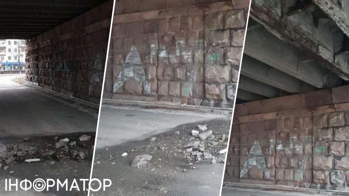 На світлинах 2018 року чітко видно, що конструкції мосту у незадовільному стані, і з-поза обсипаного бетону проступає іржаве металеве риштування