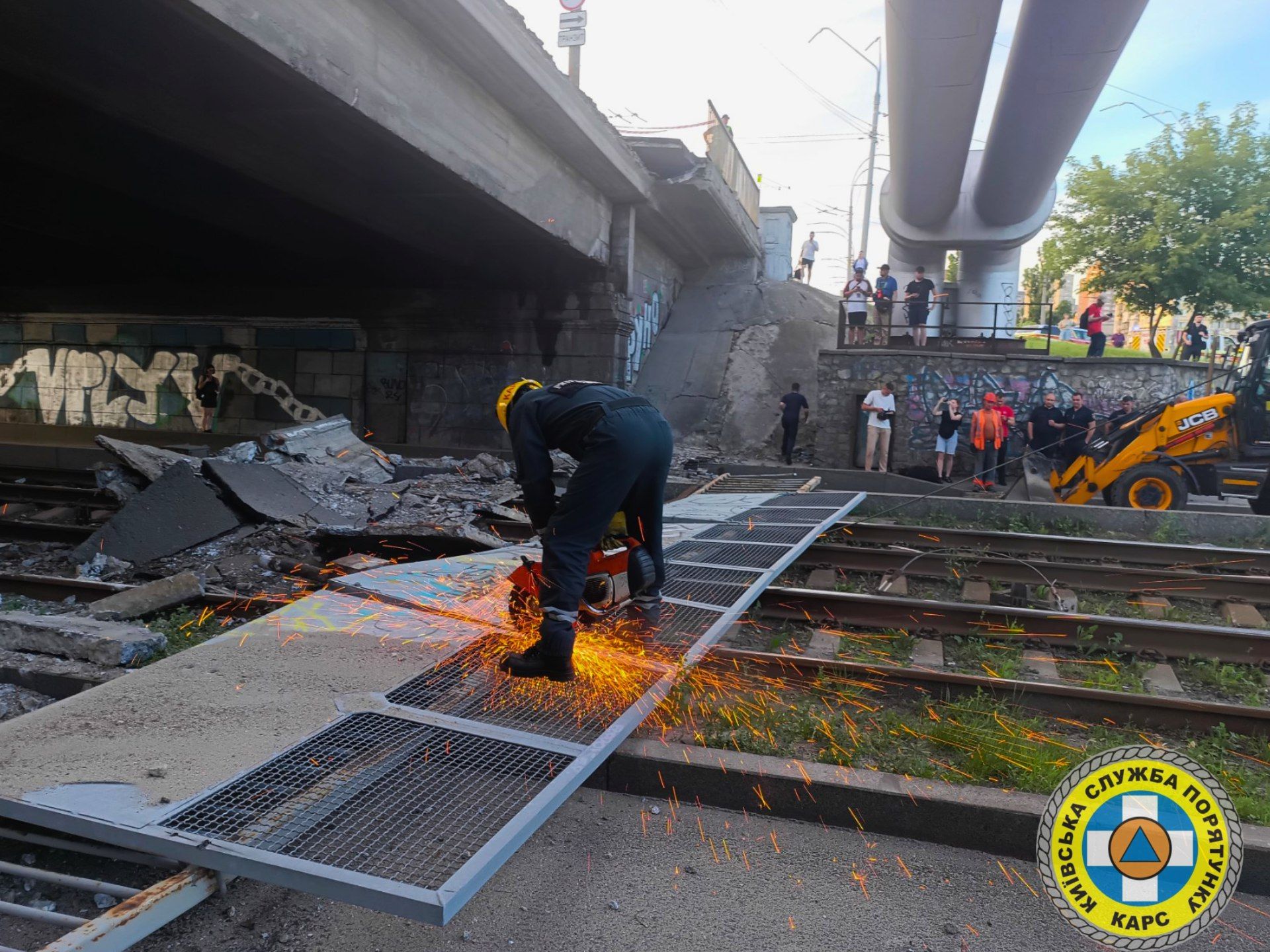 На шляхопроводі сталася аварія. Фото - Київрада