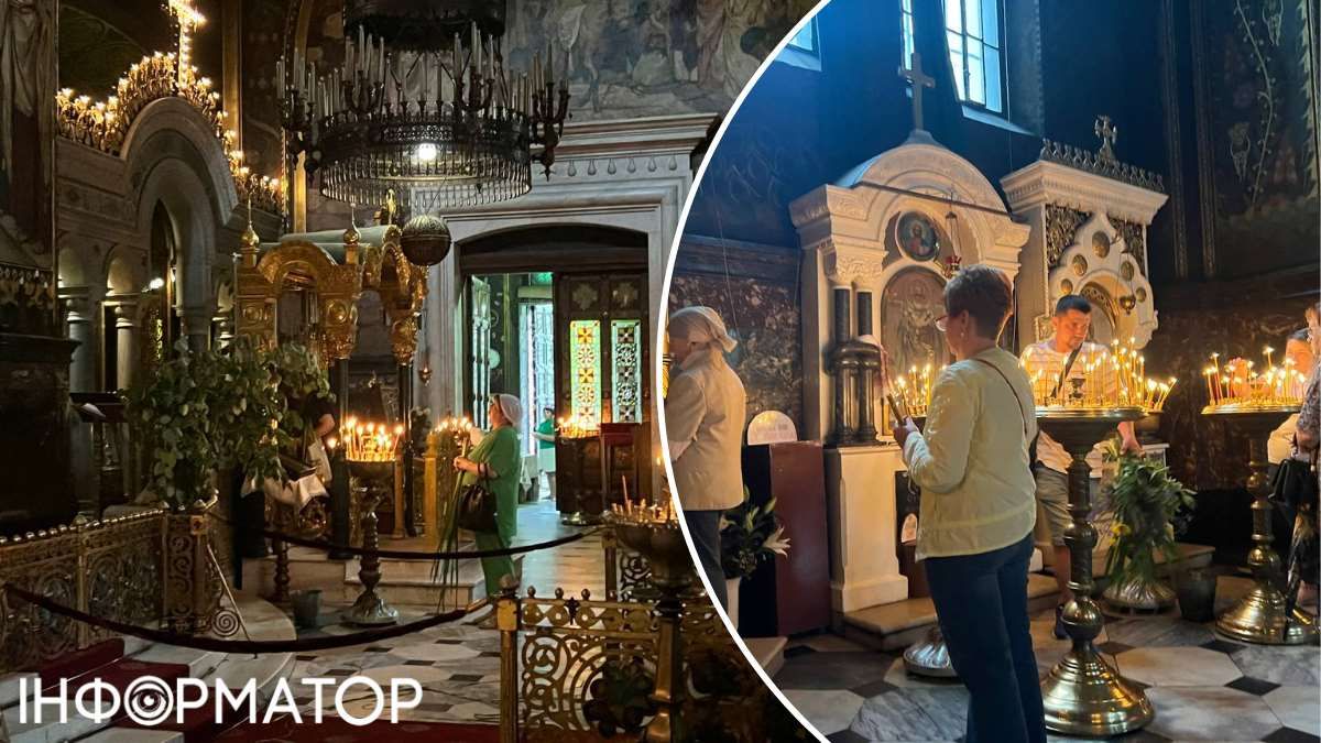 Во Владимирском соборе некоторые иконы и подсвечники украсили зеленью, а в углах установили вазы с цветами