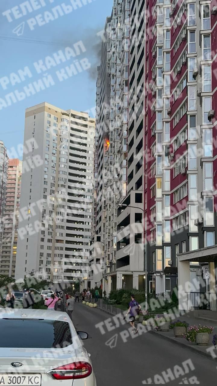 В Киеве на Драгоманова пылала многоэтажка: что известно 1