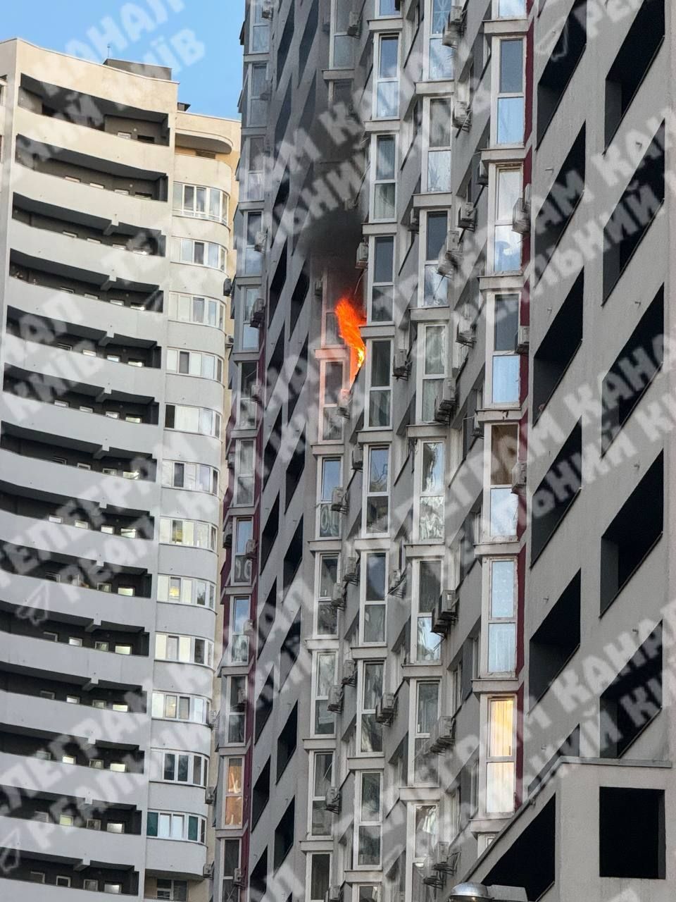 В Киеве на Драгоманова пылала многоэтажка: что известно 2