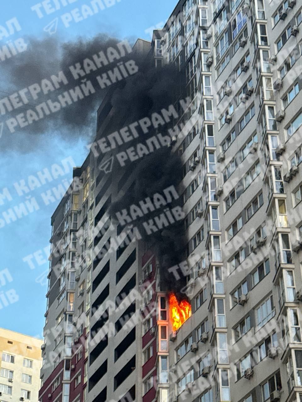 В Киеве на Драгоманова пылала многоэтажка: что известно 3