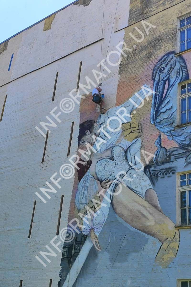 Мурал на Січових стрільців, 31 вже покали замальовувати комунальники