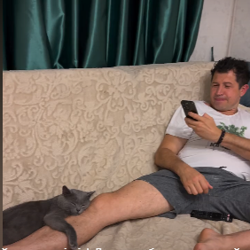 Шоумен показал, как кот мирно спит, обнимая его ногу. Фото: скриншот из Facebook Андрея Джеджулы