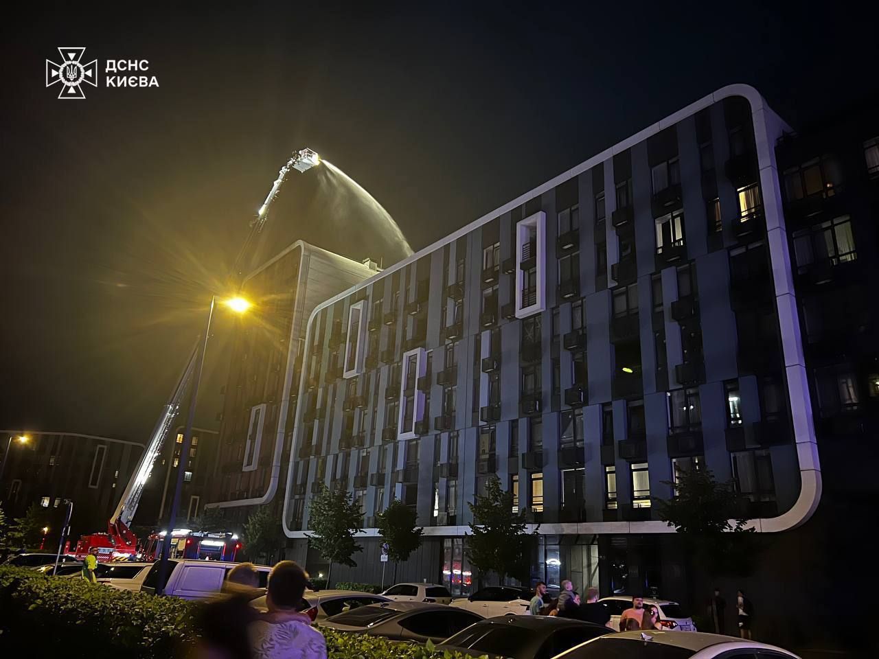 В Киеве горит квартира в ЖК Республика: пожар возник после взрыва зарядного устройства 2