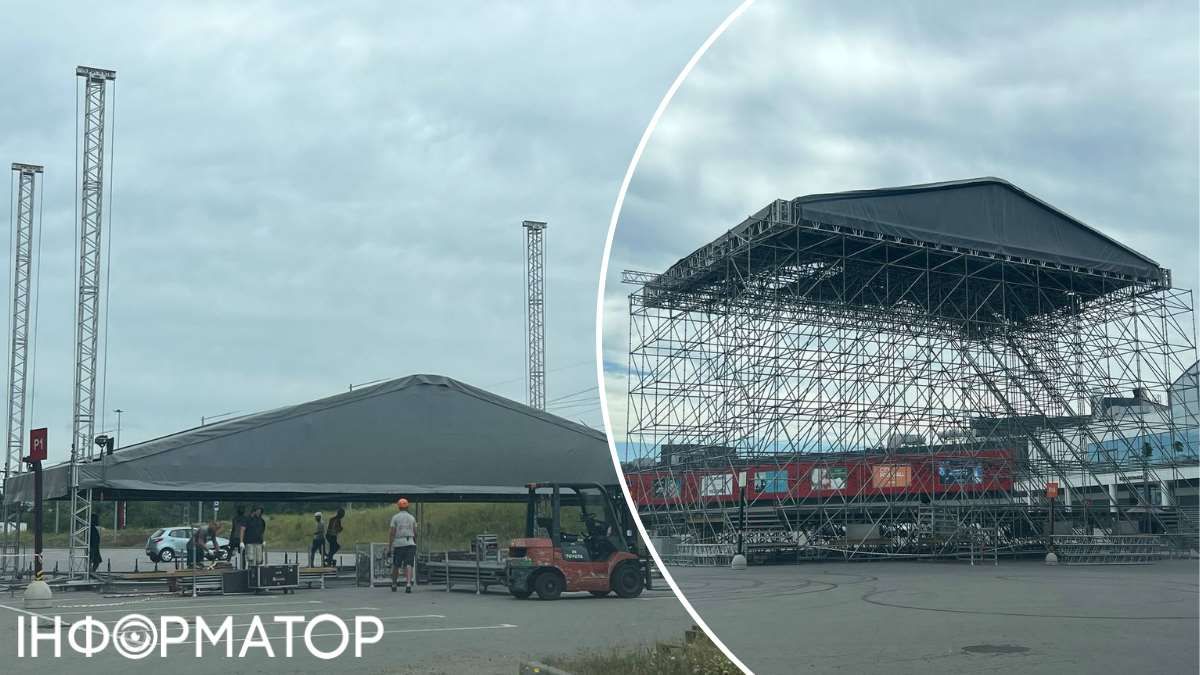 Рабочие уже создали каркас сцены и продолжают монтировать сооружение, вероятно, для теничных работников Рабочие уже создали каркас сцены и продолжают монтировать сооружение, вероятно, для теничных работников