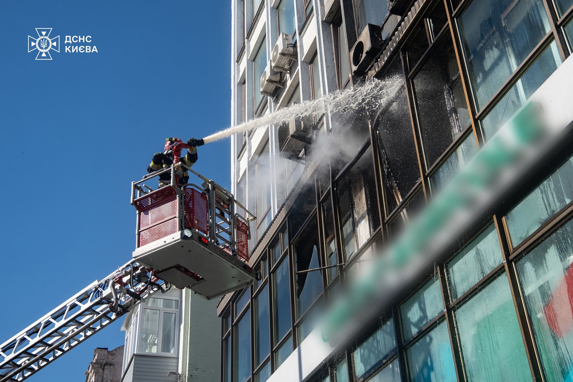 Пожарные тушат огонь на втором этаже 11-этажного бизнес-цента Киева 7 июля. Фото - ГСЧС