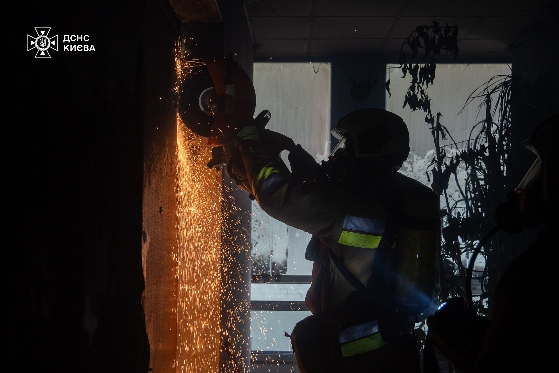 Для укрощения огня пришлось использовать спецтехнику. Фото - ГСЧС