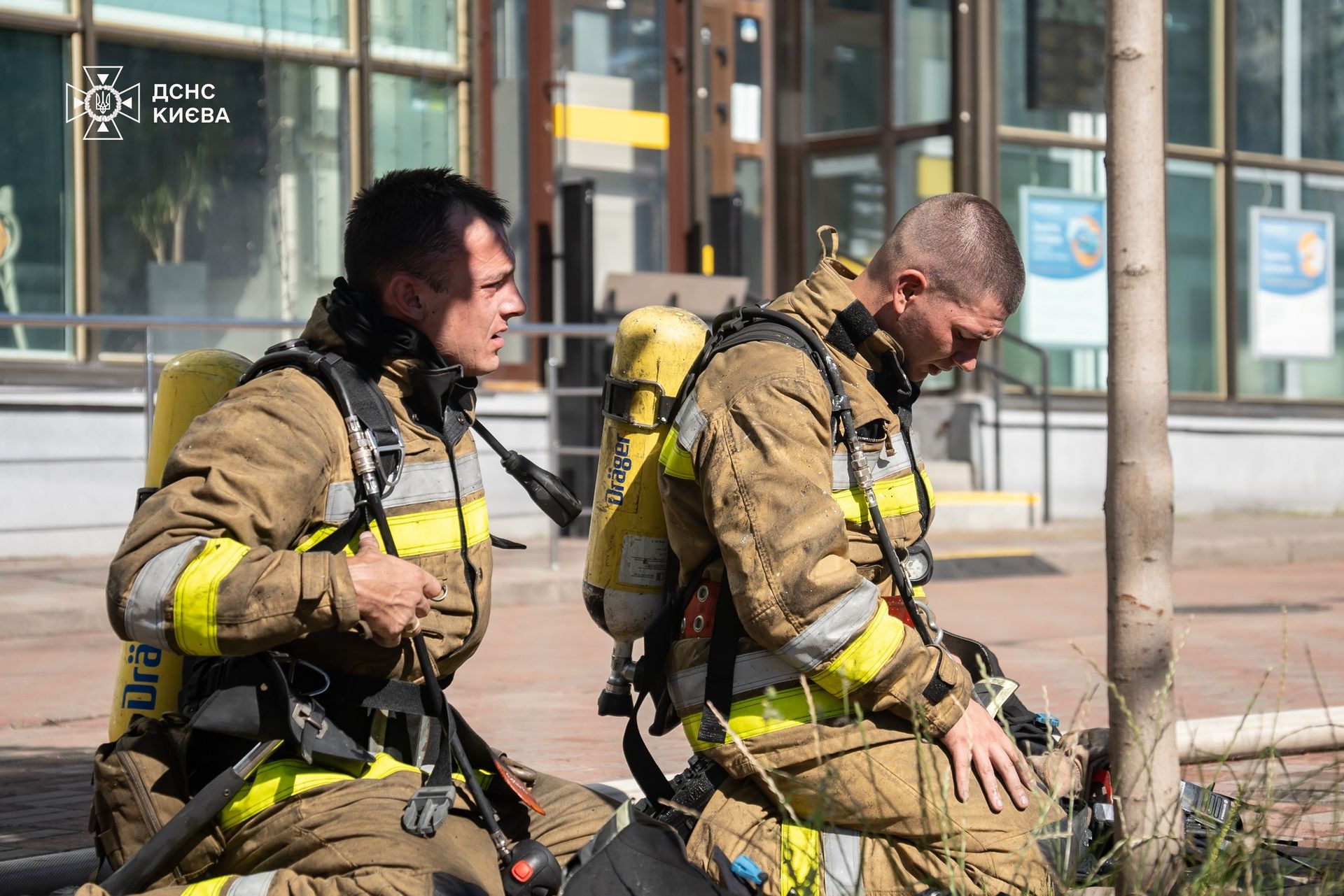 Пожарные отдыхают после того, как потушили огонь в многоэтажке на Эспланадной. | Фото - ГСЧС