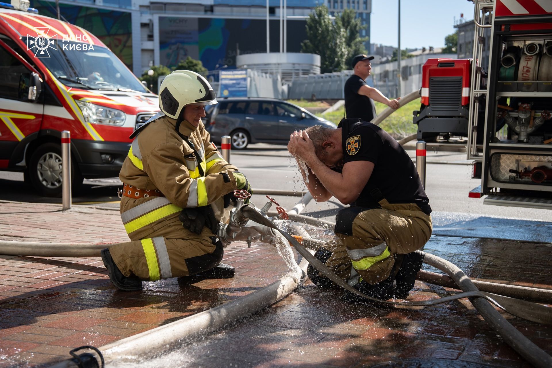 Пожарный освежается после тяжелой работы и укрощения огня на Эспланадной. Фото - ГСЧС