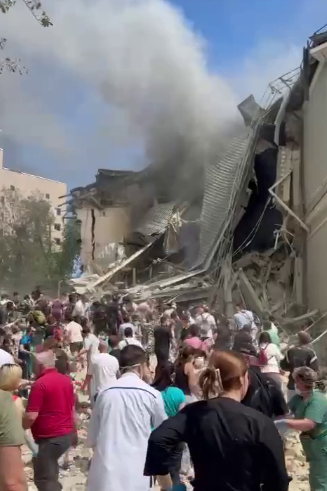 Волонтери, працівники поліції та ДСНС розбирають завали Волонтери, працівники поліції та ДСНС розбирають завали